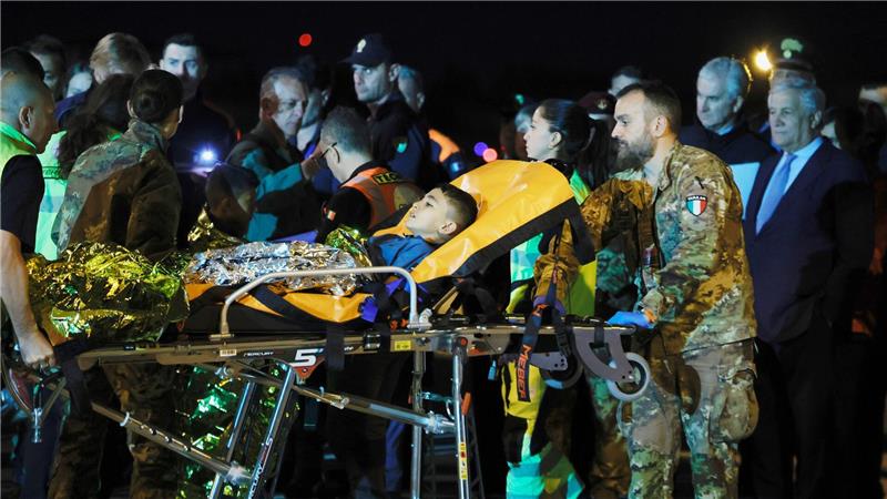Bilder des Tages Der italienische Außenminister Antonio Tajani (r) empfängt am Militärflughafen Ciampino verletzte und medizinisch behandlungsbedürftige Kinder aus dem Gazastreifen, bevor sie in verschiedene italienische Krankenhäuser gebracht werden.