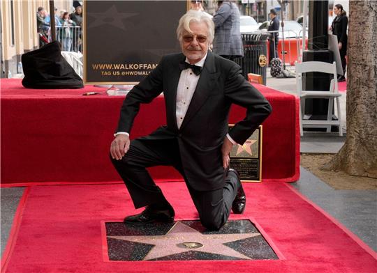 Der italienische Kinostar Giancarlo Giannini neben seinem Stern auf dem Hollywood «Walk of Fame».