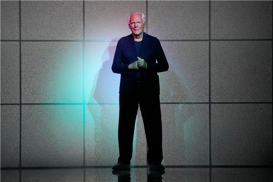 Der italienische Modedesigner Giorgio Armani bestückte die Mode auf der Mailänder Fashion Week in diesem Jahr mit floralen Mustern.