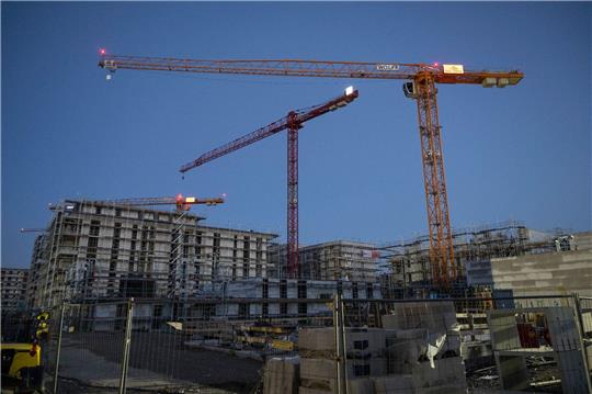 Der jahrelang boomende Wohnungsbau ist wegen des starken Zinsanstiegs und teurerer Materialien abrupt ins Stocken geraten.
