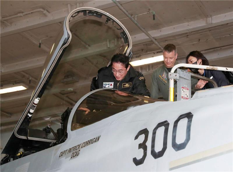 Japan rüstet militärisch massiv auf Der japanische Premierminister Fumio Kishida stigt in ein Cockpit eines US-Kampfjets.