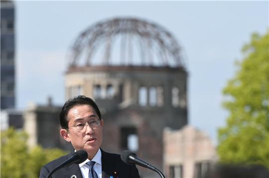 Der japanische Premierminster Fumio Kishida spricht im Peace Memorial Park während der Pressekonferenz der Präsidentschaft des G7-Gipfels.