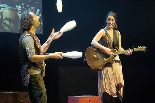 Der jonglierende Schlagzeuger Cortes und die Singer-Songwriterin Felice sind ein Kleinkunstduo aus Berlin. Mit Stimmgewalt und fantasievollen Einfällen bezaubern sie ihr Publikum. Fotos: Zietz