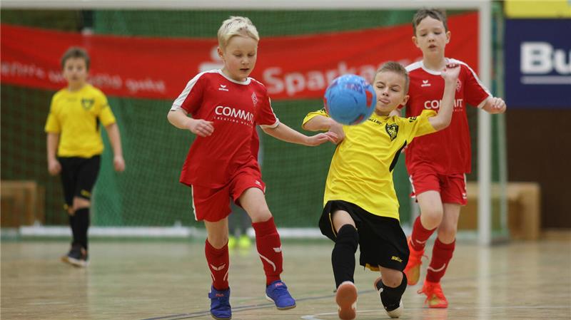 Kurt-Siebert-Cup lockt 1000 Besucher nach Goslar Der jüngste Nachwuchs hängt sich beim Kurt-Siebert-Cup voll rein, wie diese Szene aus der Begegnung der F-Junioren zwischen der JSG Goslar (M.) und dem VfL Liebenburg zeigt.