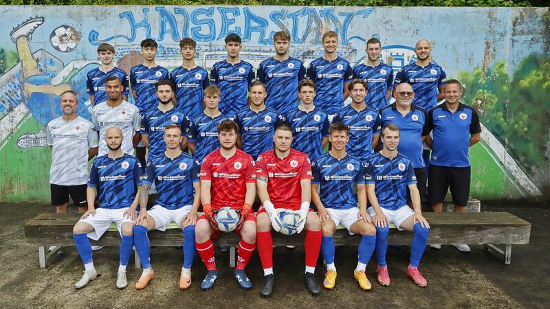 Die jungen Wilden sind ein Jahr gereift Der junge Kader des Goslarer SC 08. Ganz links steht Trainer Ingo Vandreike, daneben Spieler-Co.-Trainer Christopher Kolm.