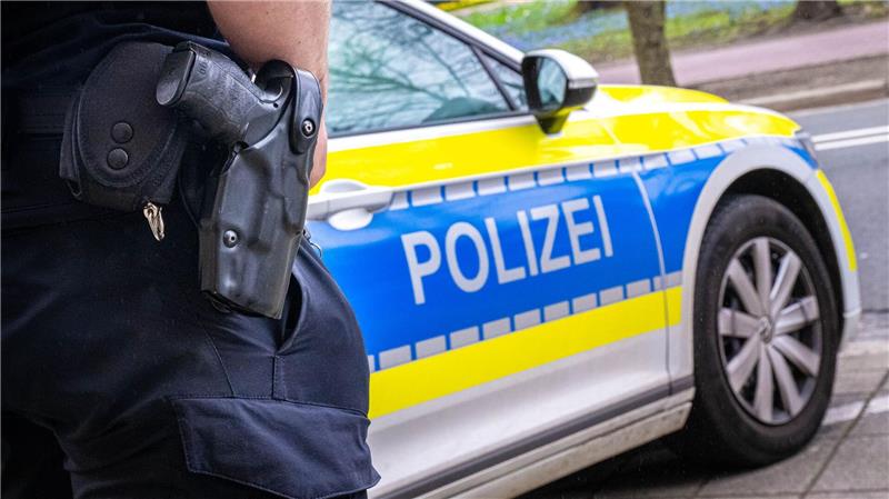 Der junge Mann wurde von der Polizei geweckt und aus der fremden Wohnung geholt. (Symbolbild)