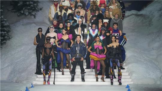 Der kanadische Schauspieler Hudson Williams (Mitte) gab bei der Modewoche in Mailand sein Debüt auf dem Laufsteg.