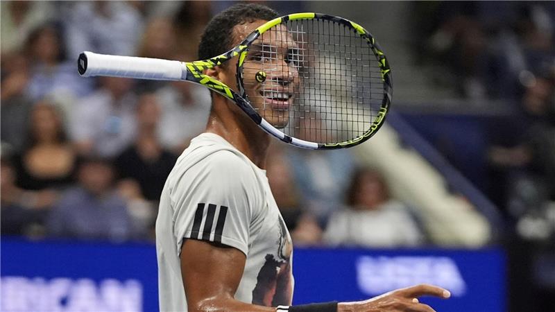 Bilder des Tages Der kanadische Tennisprofi Felix Auger-Aliassime wirft seinen Schläger in die Luft.
