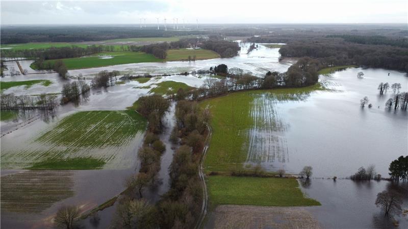 Überflugverbot für Oldenburg bis 15. Januar verlängert Der kleine Fluss Hunte ist in der Nähe vor Oldenburg über die Ufer getreten.