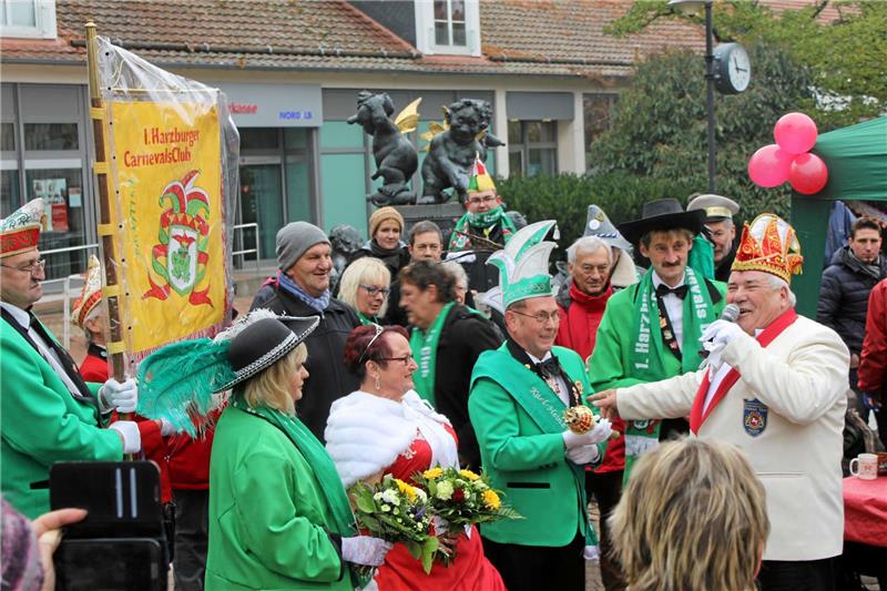 Die Narren regieren in Bad Harzburg Der kölsche Jung Harry Klein singt für das Prinzenpaar, Gudrun I. und Karl-Heinz I., und für die Adjutanten Thomas und Nicole Böger.