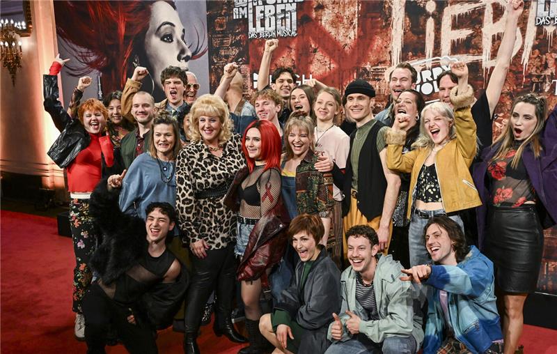 Der komplette Cast des Musicals „Wir sind am Leben" zeigt sich vor der Premiere ...