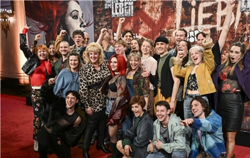Der komplette Cast des Musicals „Wir sind am Leben" zeigt sich vor der Premiere im Theater des Westens.
