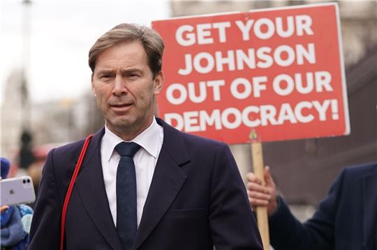 Der konservative Abgeordnete Tobias Ellwood hat wegen anhaltender Kritik sein Amt im britischen Verteidigungsausschuss niedergelegt.