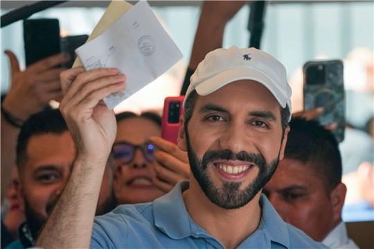 Der konservative Nayib Bukele, der seit 2019 regiert, ist für sein hartes Vorgehen gegen die Kriminalität und seinen autoritären Kurs bekannt.