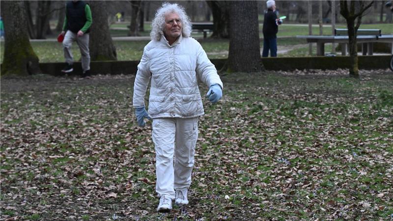 Der krebskranke Langhans beim Spaziergang im Münchner Luitpoldpark. (Archivbild)