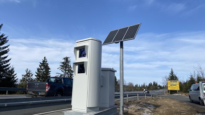 Ein Blitzer an einer Bundesstraße.