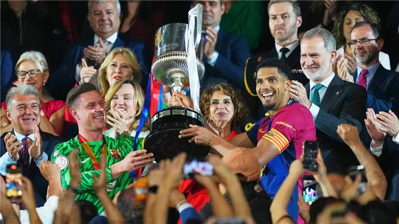 Finale Tumulte: Rüdiger-Eklat bei Barças Pokaltriumph Der lange verletzte Marc-Andre ter Stegen (l) nahm gemeinsam mit Ersatzkapitän Ronald Araujo den Pokal entgegen.