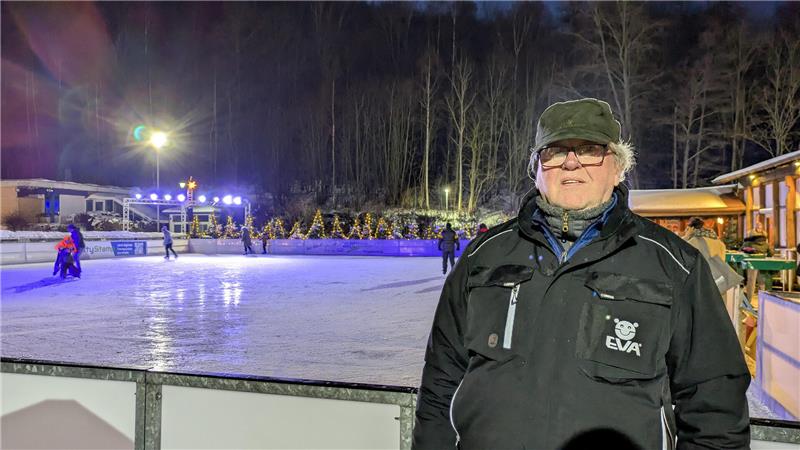 Der langjährige Eismeister Wolfgang Dorn ist vielen Gästen nur als „Amigo“ bekannt. Im Bild steht er abends vor der Eisbahn.