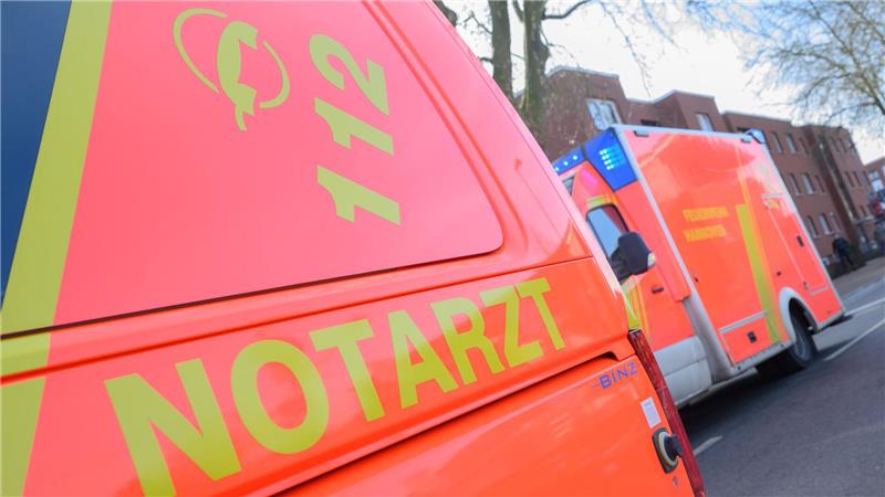 Der lebensgefährlich verletzte Fahrradfahrer wurde mit dem Rettungswagen in ein Krankenhaus gebracht. (Symbolbild) 