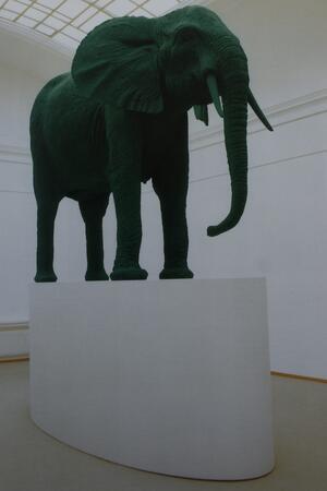 Goslar: Katharina Fritsch erhält Kaiserring 2025 Der lebensgroße, grüne Elefant auf dem Sockel (Polyester, Holz, Farbe) beeindruckte 1987 auch Goslars Mönchehaus-Direktorin Dr. Bettina Ruhrberg.