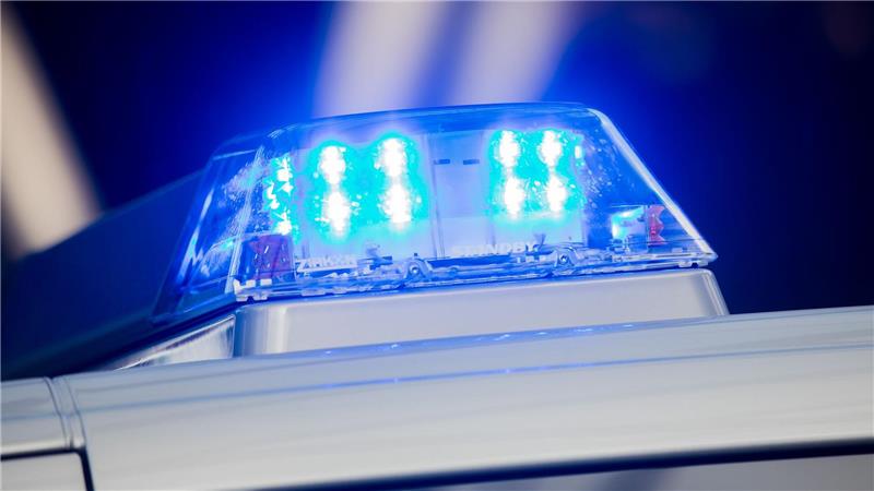 Der leblos auf einer Straße in der niedersächsischen Gemeinde Seevetal aufgefundene 31-jährige Mann ist durch Messerstiche tödlich verletzt worden.  (Symbolbild)