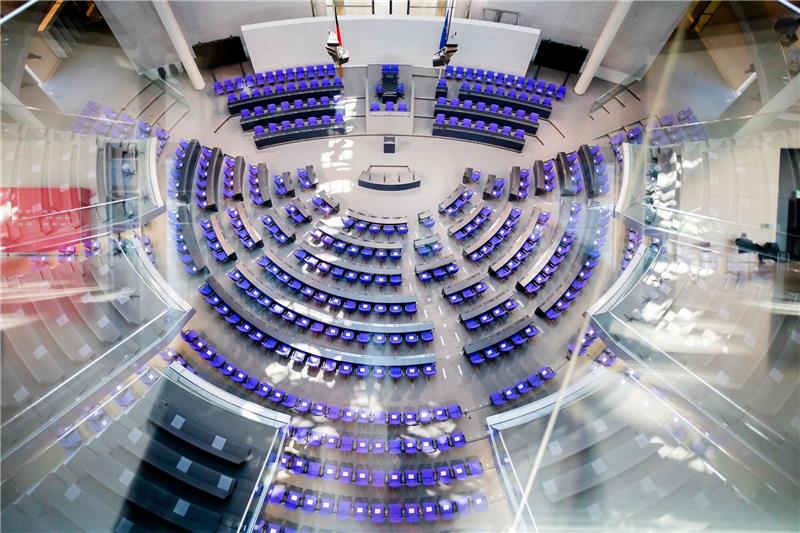 Urteil zur GroKo-Wahlrechtsreform - Wählen „im Blindflug”? Der leere Plenarsaal des Deutschen Bundestages von der Fraktionsebene aus.