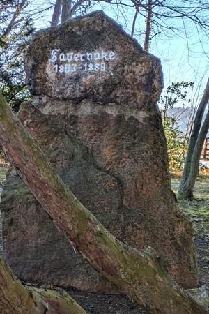 Savernake lebt von 1863 bis 1889.