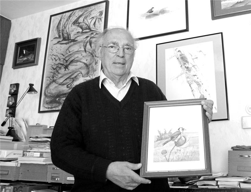 Herwig Zang ist tot: Goslarer Vorbild als Lehrer und Vogelkundler Der leidenschaftliche Ornithologe Herwig Zang in seinem fleißig genutzten Arbeitszimmer: In den Händen hält er das Bild eines Stieglitzes. Archivfoto: Stade