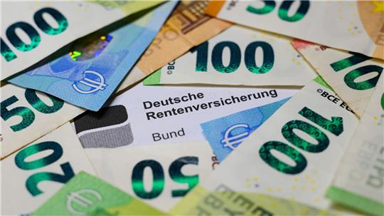 Der letzte Akt des Arbeitslebens vor der Rente ist die Abschiedsfeier - und die kann je nach Firma teuer sein. Der Bundesfinanzhof schützt die Verabschiedeten vor dem Zugriff des Finanzamts. (Symbolbild)