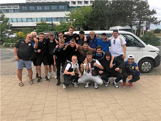Der letzte Auftritt der Aufstiegsmannschaft: Vom Beachfußball-Turnier in Warnemünde bringen die A-Junioren der JSG Goslar zwei Pokale mit. Zehn Spieler verabschieden sich jetzt aus dem Jugendbereich. Foto: Privat