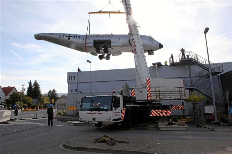 Der letzte „Flug“ der Transall: Am Boden verfolgen zahlreiche Schaulustige und Medienvertreter das ungewöhnliche Schauspiel.