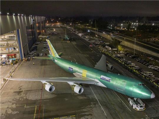 Der letzte Jumbo-Jet vom Typ 747 hat am Dienstagabend das große Boeing-Werk in Everett bei Seattle verlassen.
