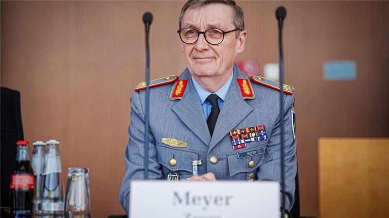 Der letzte Kommandeur der Bundeswehr in Afghanistan, Brigadegeneral Ansgar Meyer, hat dem früheren Außenminister Heiko Maas (SPD) vier Monate vor der chaotischen Evakuierung aus Afghanistan wenig Hoffnung auf eine stabile Lage in dem Land nach dem Abzug der ausländischen Truppen gemacht. In einem Lagevortrag für Maas im April 2021 habe er auf die „sehr kritische Sicherheitslage“ und die geringe Durchhaltefähigkeit der afghanischen Sicherheitskräfte hingewiesen, bestätigte Meyer bei seiner Vernehmung als Zeuge im Untersuchungsausschuss. 