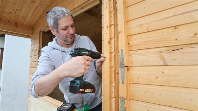 Der letzte Schliff für den „Alte Aue Winterzauber“: Hotelinhaber Thomas Sack arbeitet an der stationären Winterhütte, die derzeit auf dem Hotelgrundstück aufgebaut wird.
