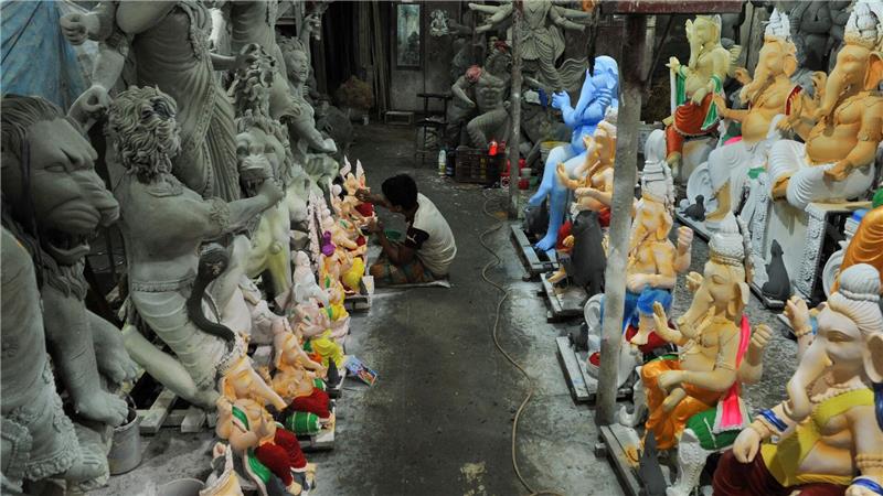 Der letzte Schliff für den Elefantengott Ganesha vor dem Ganesh Chaturthi-Fest