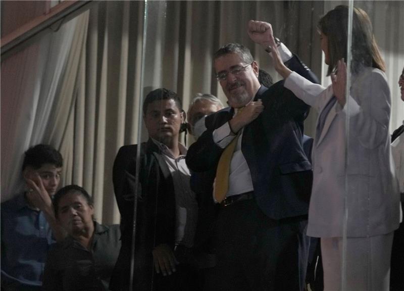 Guatemala: Arévalos Sieg bestätigt, Partei suspendiert Der linke Überraschungskandidat Bernardo Arévalo ging nach einem turbulenten Wahlkampf als Sieger aus der Stichwahl um das Präsidentenamt in Guatemala hervor.