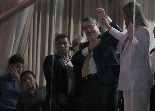 Der linke Überraschungskandidat Bernardo Arévalo ging nach einem turbulenten Wahlkampf als Sieger aus der Stichwahl um das Präsidentenamt in Guatemala hervor.
