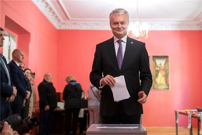 Präsidentenwahl in Litauen - Nauseda klarer Favorit Der litauische Präsidentschaftskandidat Gitanas Nauseda gibt seine Stimme in einem Wahllokal in Vilnius ab.