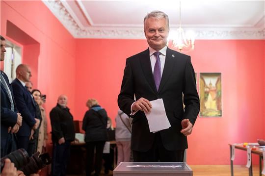 Der litauische Präsidentschaftskandidat Gitanas Nauseda gibt seine Stimme in einem Wahllokal in Vilnius ab.