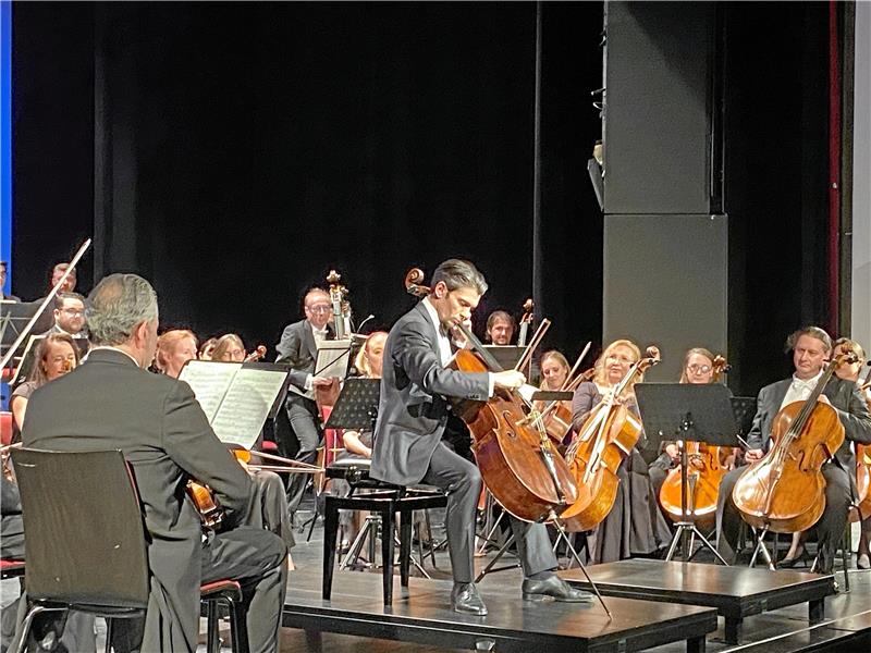 Capucon macht Auftakt der Harzburger Musiktage zur Sternstunde Der mehrfach preisgekrönte Cellist Gautier Capucon nimmt als Solist bei Antonin Dvoraks Konzert für Violoncello und Orchester in der Mitte Platz und setzt das Versprechen von einer „Sternstunde“ der Harzburger Musiktage um. Fotos: Nachtweyh