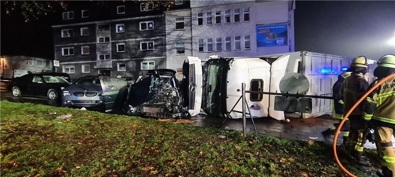 Der mit Lebensmitteln beladene Lkw kippte bei dem Unfall auf die Seite und begrub ein Auto halb unter sich.