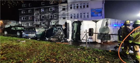 Der mit Lebensmitteln beladene Lkw kippte bei dem Unfall auf die Seite und begrub ein Auto halb unter sich.
