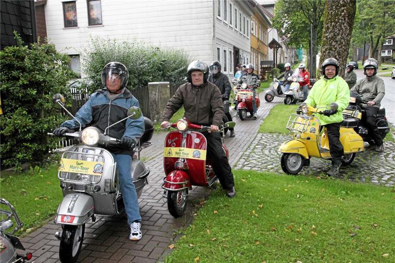 Der mit fast 81 Jahren älteste Teilnehmer, Günter Rietz (2.v.li.), fährt auch die älteste Vespa (Baujahr 1956) der Tour. Fotos: Bertram