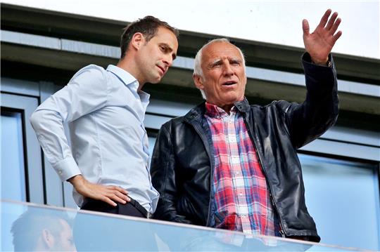 Der mittlerweile verstorbene Red-Bull-Gründer Dietrich Mateschitz (r) und Oliver Mintzlaff.