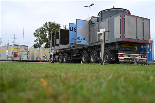 Der mobile Verdichter «Optimus» mit geöffneten Türen gibt Einblick ins Innere. Dieser beginnt damit, das Erdgas aus den Leitungsabschnitten Emsbüren-Bad Bentheim und Bad Bentheim-Legden zu entnehmen sowie es in einen anderen Leitungsabschnitt umzupumpen.