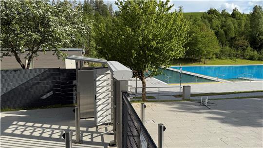 Der moderne Eingangsbereich mit Drehkreuz und Einlasskontrolle am Waldschwimmbad ist fertiggestellt und kann zum Saisonstart am 31. Mai genutzt werden.