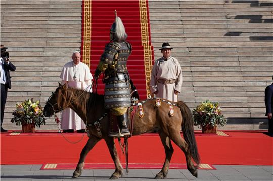 Der mongolische Präsident Ukhnaagiin Khurelsukh (r) empfängt Papst Franziskus vor dem Regierungsgebäude in Ulaanbaatar.