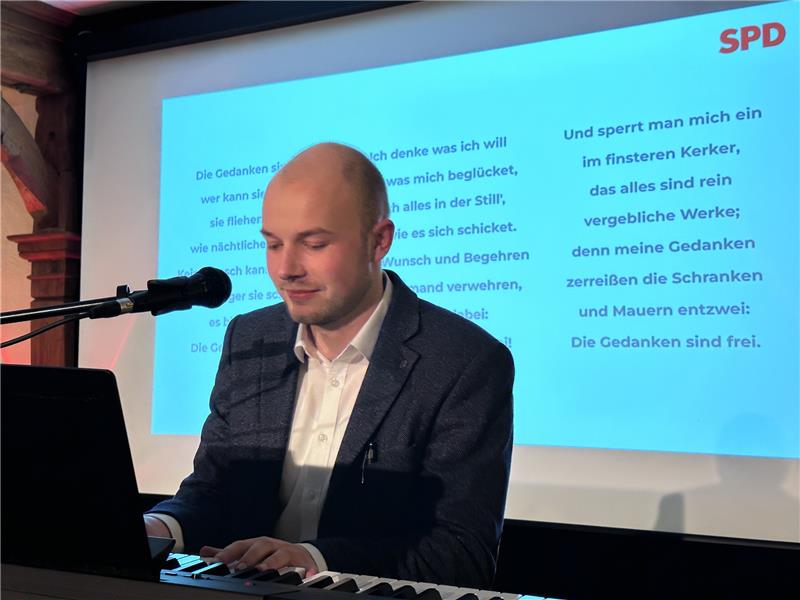 Die Genossen feiern mit Bad Harzburg Der musikalische Landtagsabgeordnete: Christoph Welleke begleitet das gemeinsam gesungene Lied „Die Gedanken sind frei“.