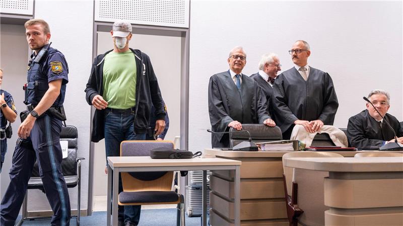 Bis zu elf Jahre Gefängnis nach Diebstahl von Keltengold Der mutmaßliche Haupttäter kommt vor der Urteilsverkündung im Fall des Diebstahls des Manchinger Keltengoldes in den Gerichtssaal.