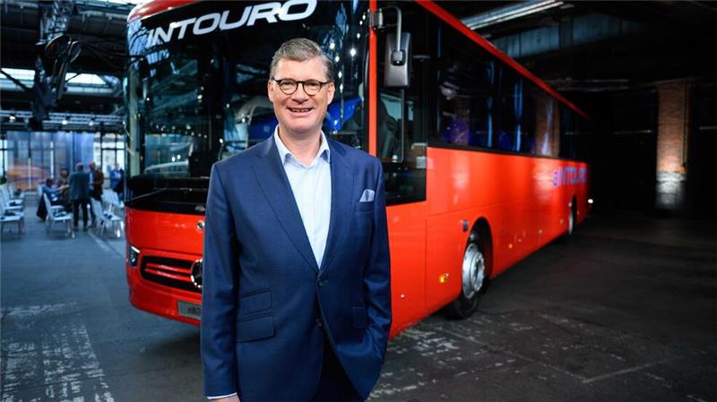 Daimler Truck elektrifiziert Überlandbus Der nächste große Meilenstein ist nach Angaben von Till Oberwörder, Vorstandsvorsitzender Daimler Buses, dann die Elektrifizierung des Reisebussegments.